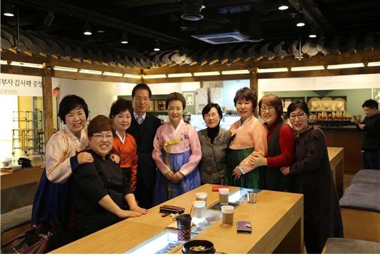 f828d2588be4169371d5fce141d2baf4_1569214152_6694.jpg 한식문화관 감사패 전달식 관련 이미지