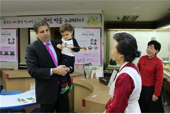 미국대사관 마크리퍼트대사와 아들 세준이 방문 관련 이미지