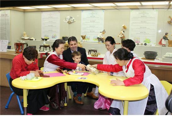 미국대사관 마크리퍼트대사와 아들 세준이 방문 관련 이미지