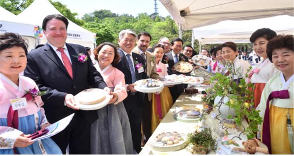 f828d2588be4169371d5fce141d2baf4_1569223619_9011.jpg 2018 전통음식과 의례문화제(1) 관련 이미지