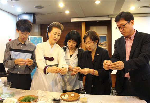 9d93d1e2bba1126c46b53094e0ab150b_1571625265_4176.jpg 친환경자조금관리위원회 한국 유기농농산물 홍보행사 관련 이미지