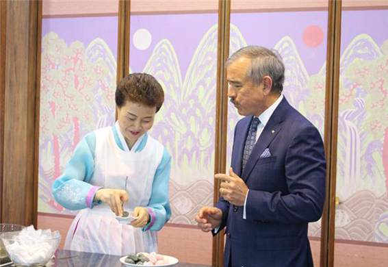 9d93d1e2bba1126c46b53094e0ab150b_1571631638_2342.jpg 미국 해리스 대사 방문 관련 이미지