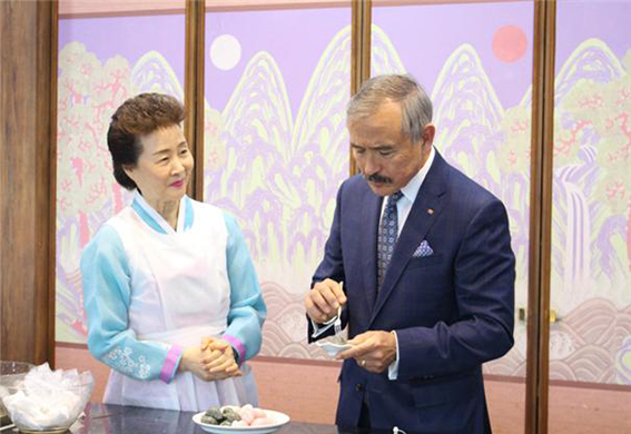 9d93d1e2bba1126c46b53094e0ab150b_1571631638_2994.jpg 미국 해리스 대사 방문 관련 이미지