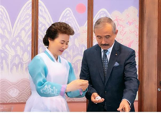 9d93d1e2bba1126c46b53094e0ab150b_1571631638_4273.jpg 미국 해리스 대사 방문 관련 이미지