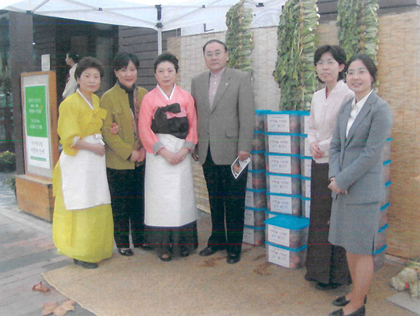2004 사랑을 나누는 김치 담그기 관련 이미지