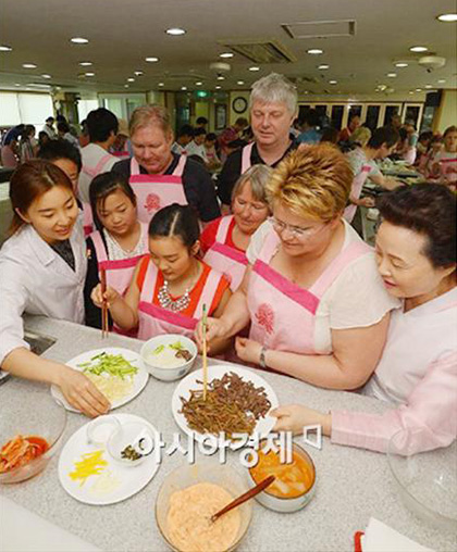 홀트아동복지 – 해외 입양가족의 전통음식 체험 관련 이미지