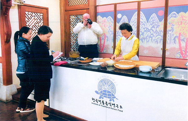 fd1f7408bdbb48a0f1c19e2ece24ba22_1573780133_9803.jpg 영국 뉴스채널 BBC트레블 방문 – 떡국촬영 관련 이미지