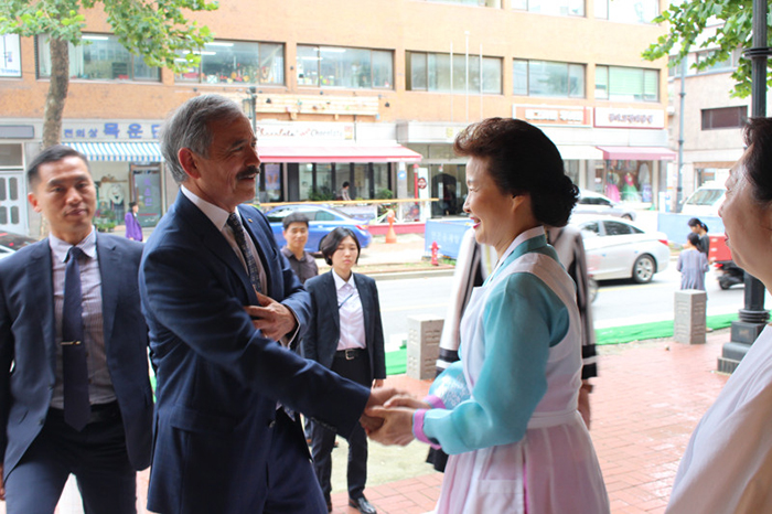미국 해리스 대사 방문 관련 이미지