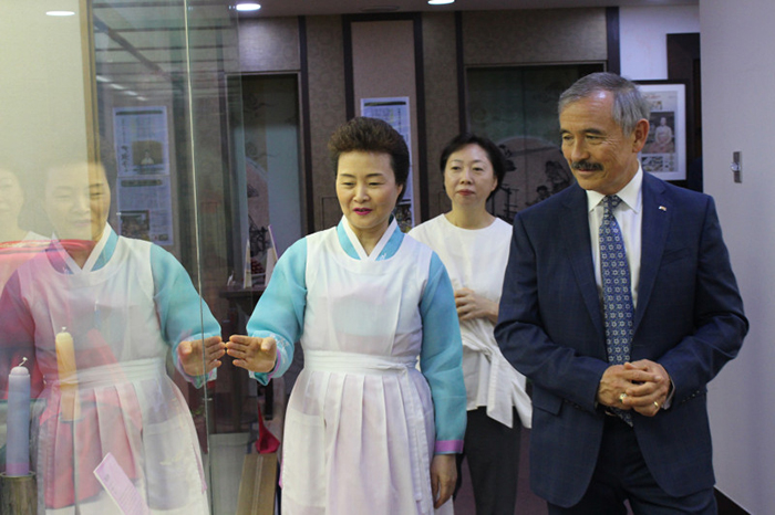 미국 해리스 대사 방문 관련 이미지