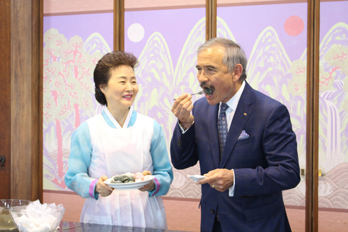 미국 해리스 대사 방문 관련 이미지