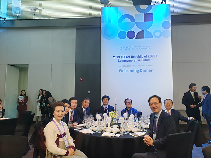 e5fe77e83095181113ca72f571ccb5a3_1575854855_8074.jpg 2019 한·아세안 특별정상회의 오·만찬 자문위원 참석 관련 이미지