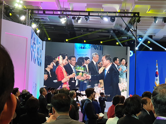 e5fe77e83095181113ca72f571ccb5a3_1575854884_1572.jpg 2019 한·아세안 특별정상회의 오·만찬 자문위원 참석 관련 이미지