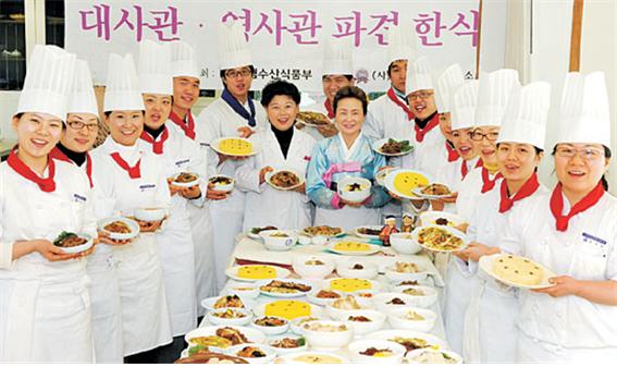 한식으로 펼치는 요리외교  “해외 공관 요리사”교육을 마치면서 관련 이미지
