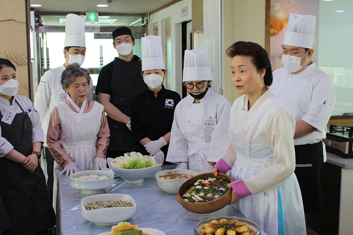한식으로 펼치는 요리외교  “해외 공관 요리사”교육을 마치면서 관련 이미지