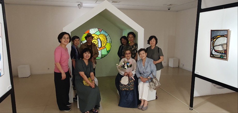 f02132da38a48c9058008e30d5c896da_1694161467_6655.jpg 강인희 교수님 제자들의 모임인 한국의 맛 회원들과 함께ᆢ 명동성당 1898갤러리에서 관련 이미지