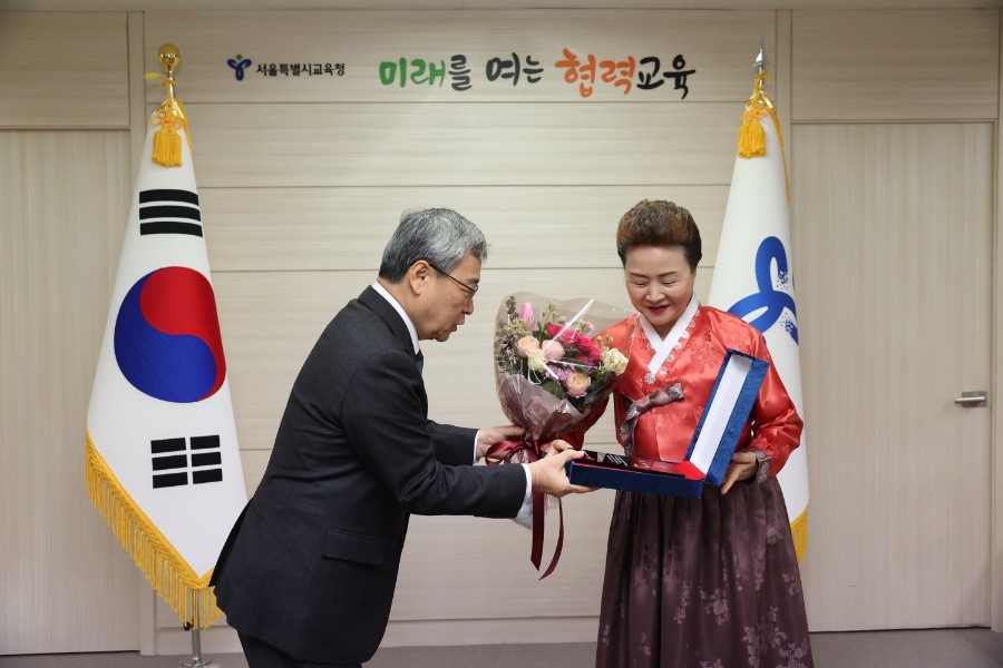 01f42319d994f8d7e4f72d1d251063d2_1736828690_3398.jpg 2025 서울시 교육청 교육감 감사장 수상 관련 이미지
