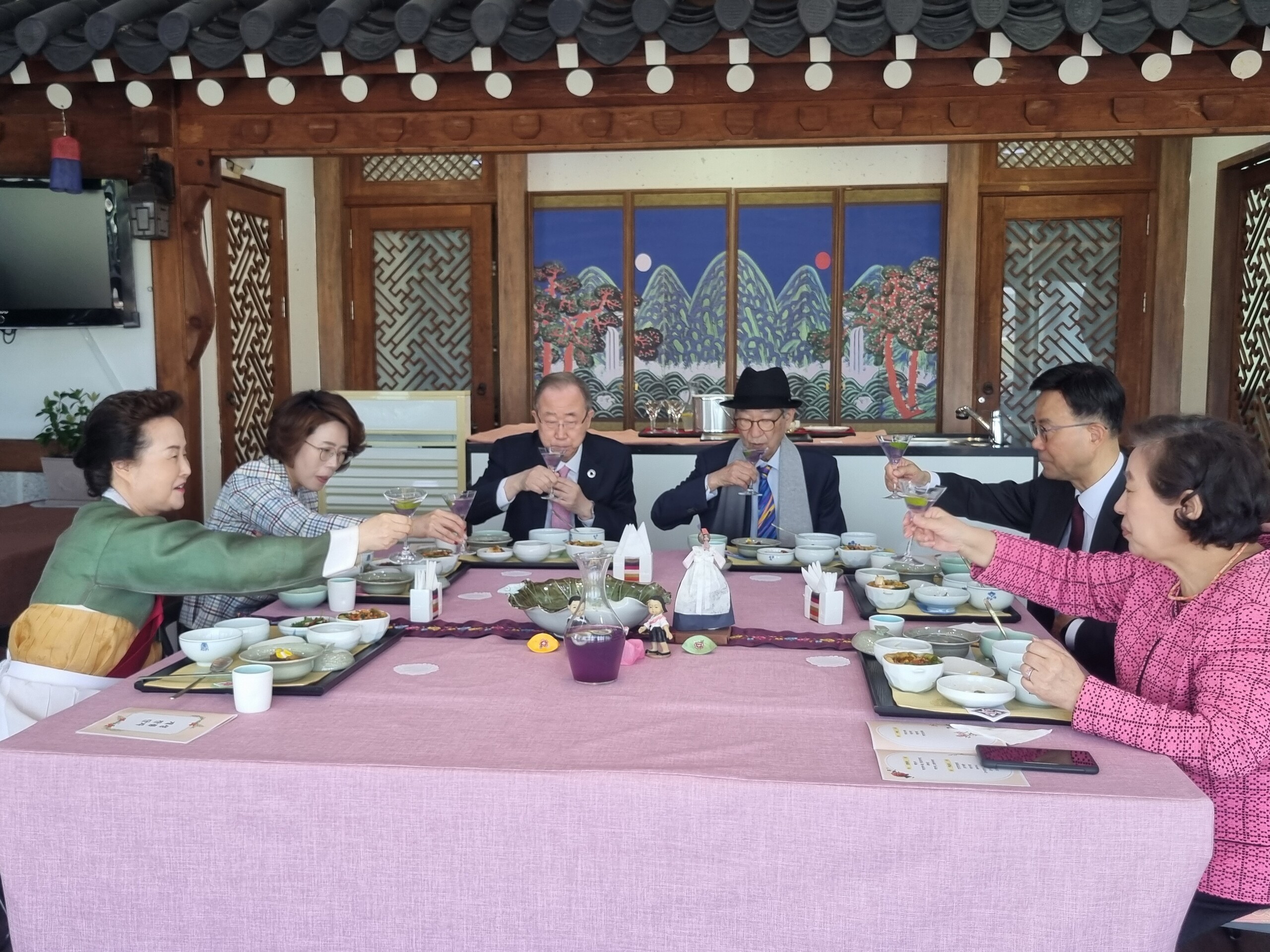 383bce7a6557e413632b503b3e8e0e17_1745982449_9818.jpg 前 UN사무총장 반기문/ 前 주폴란드 대사 최성주/ 현대그룹 회장 현정은/ 한국박물관협회 명예회장 김종규 관련 이미지